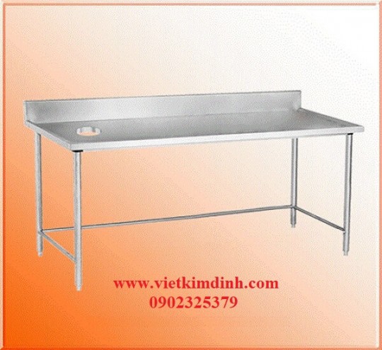 Bàn inox có lễ xả rác bên trái có gáy